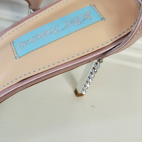 BETSEY JOHNSON Elegant Pink Feathered Women's Heels - Picture 9 of 10